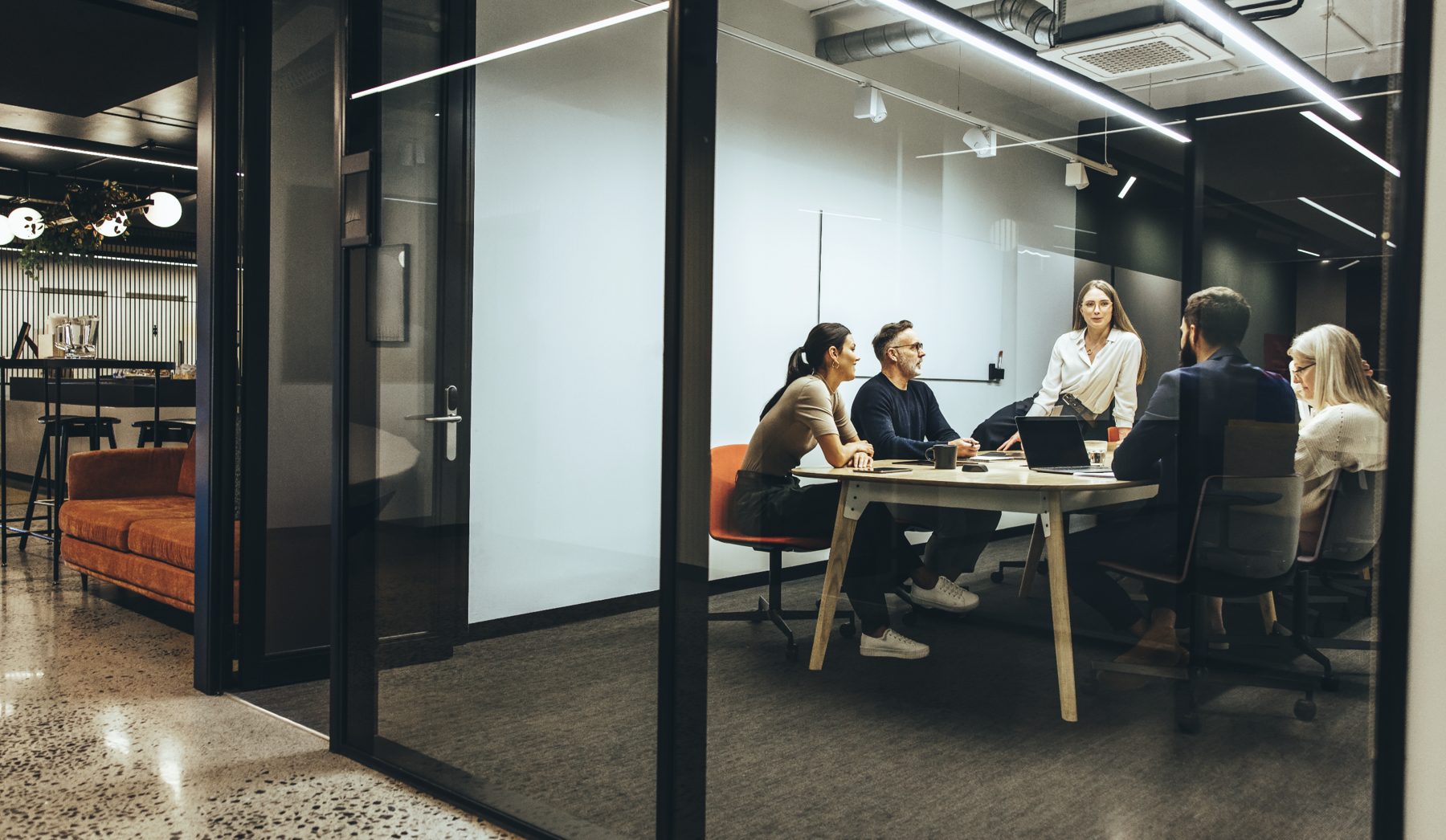 Reunión corporativa en sala de juntas